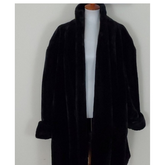 🥳POSH PICK 🔥EXQUISITE HIGH END BLACK FAUX COAT - Picture 1 of 4
